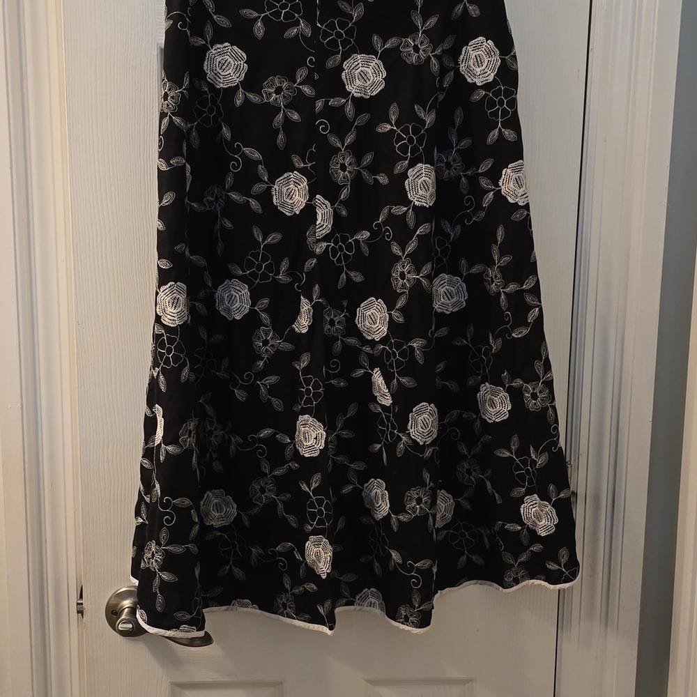 Embroidered Floral Black and White Linen Skirt Size 4 (#14) - Picture 2 of 5